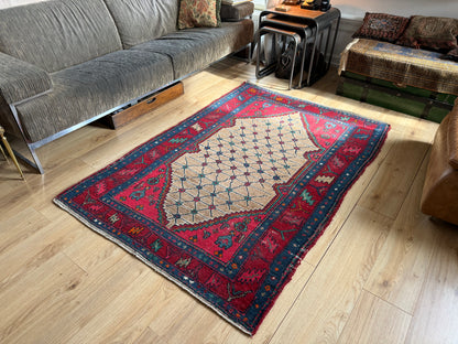 Hand-knotted Vintage Rug with Graphic Diamond Field – 185 × 131 cm