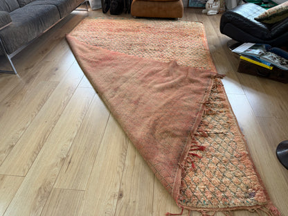 Zacht vintage Berber tapijt in perziktinten – 320 × 195 cm