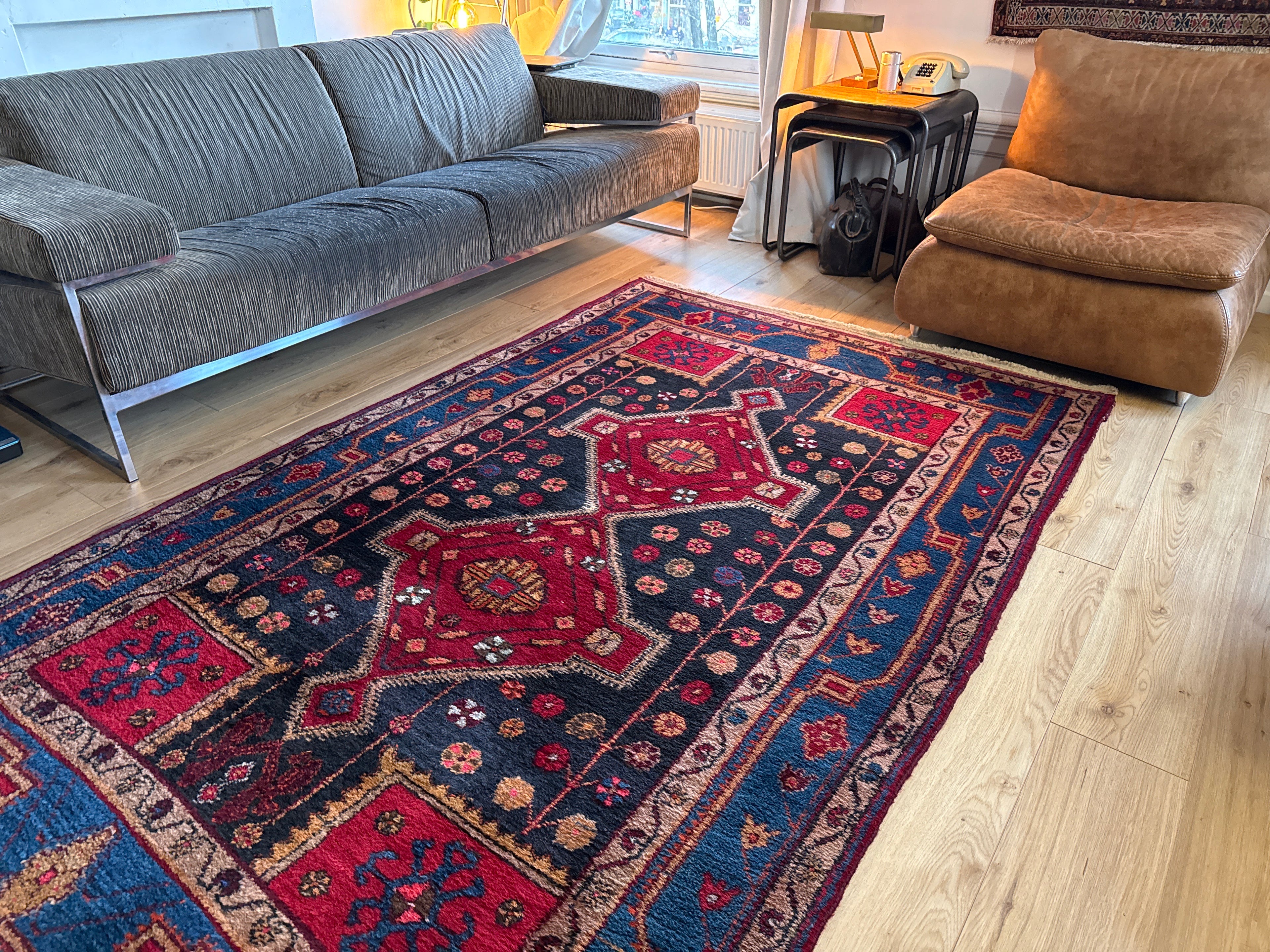 Vintage geometrisch tapijt met krachtige symboliek – 254 × 155 cm