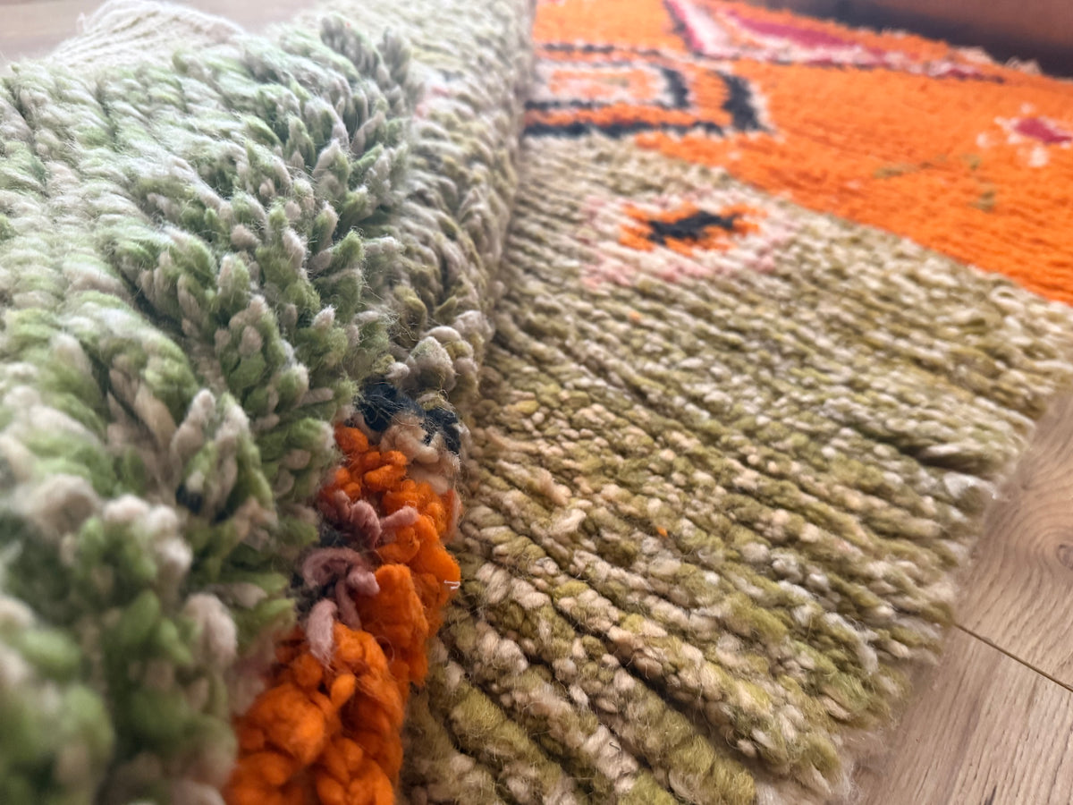Vintage Marokkaans Berbertapijt in Oranje en Olijfgroen – 210 × 101 cm