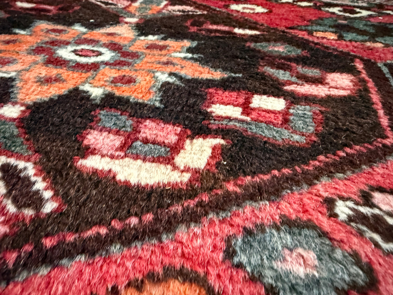 Tapete vintage nó à mão – vermelho gráfico com composição serena (221 × 165 cm)