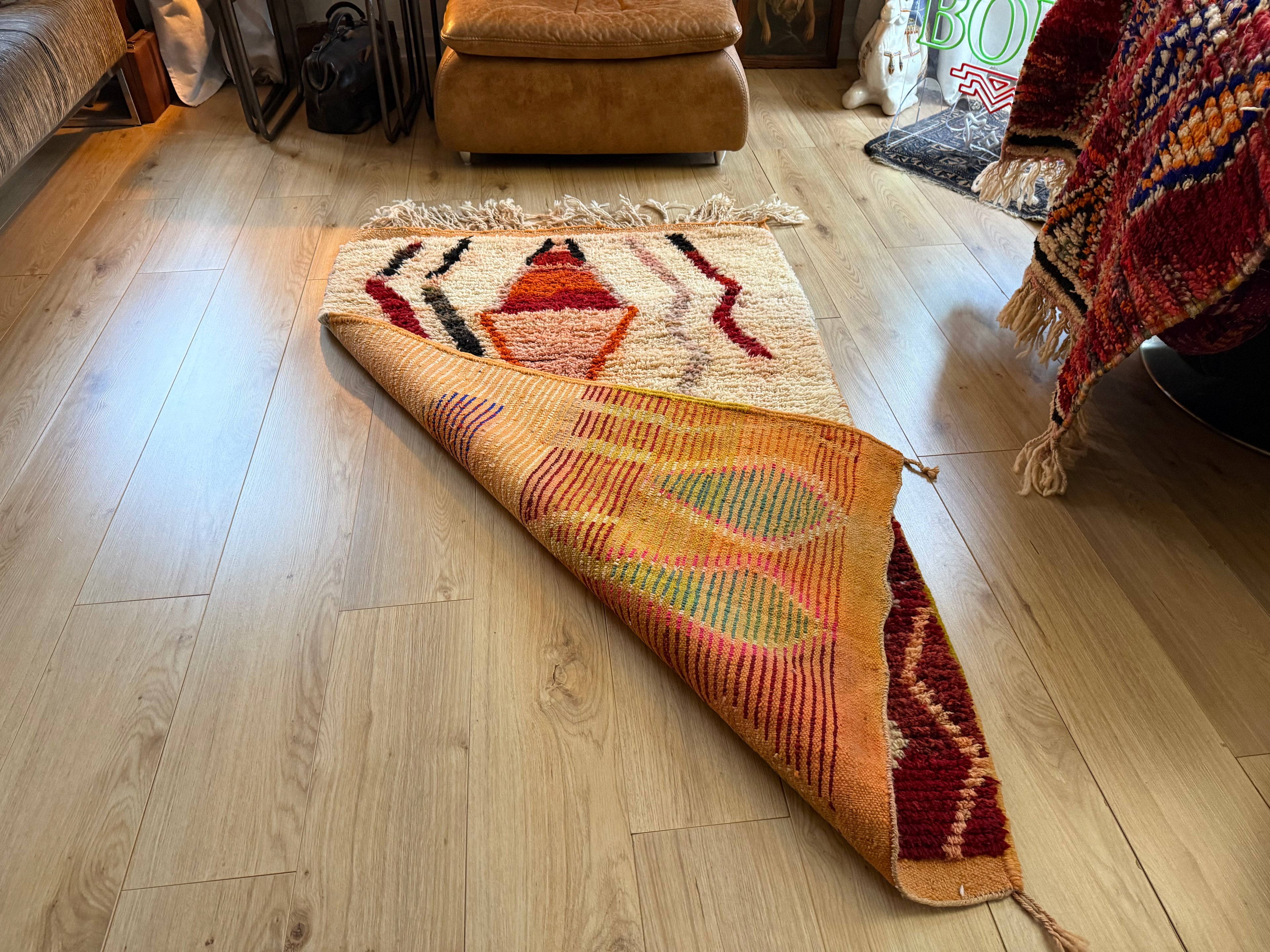 Warm Berber tapijt met abstract tribal design – 180 × 104 cm