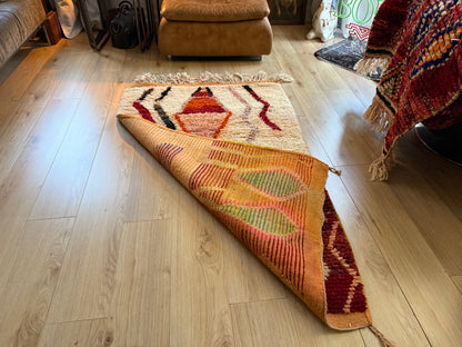 Warm Berber tapijt met abstract tribal design – 180 × 104 cm