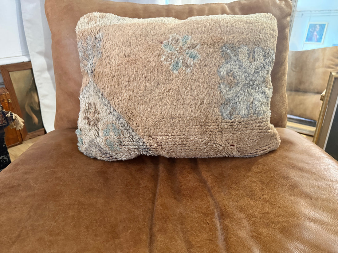 Handgemaakt kussen van een vintage Marokkaans tapijt – ca. 50 × 40 cm