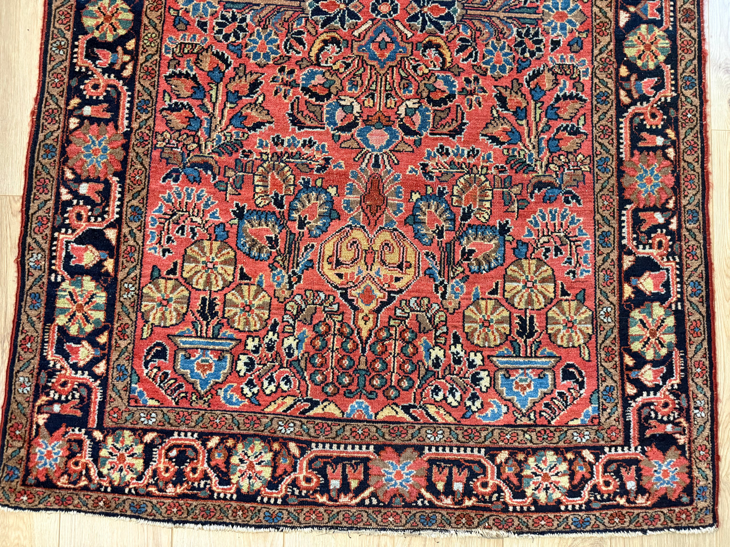 Warm rood Sarouk tapijt – 203 × 125 cm – florale elegantie