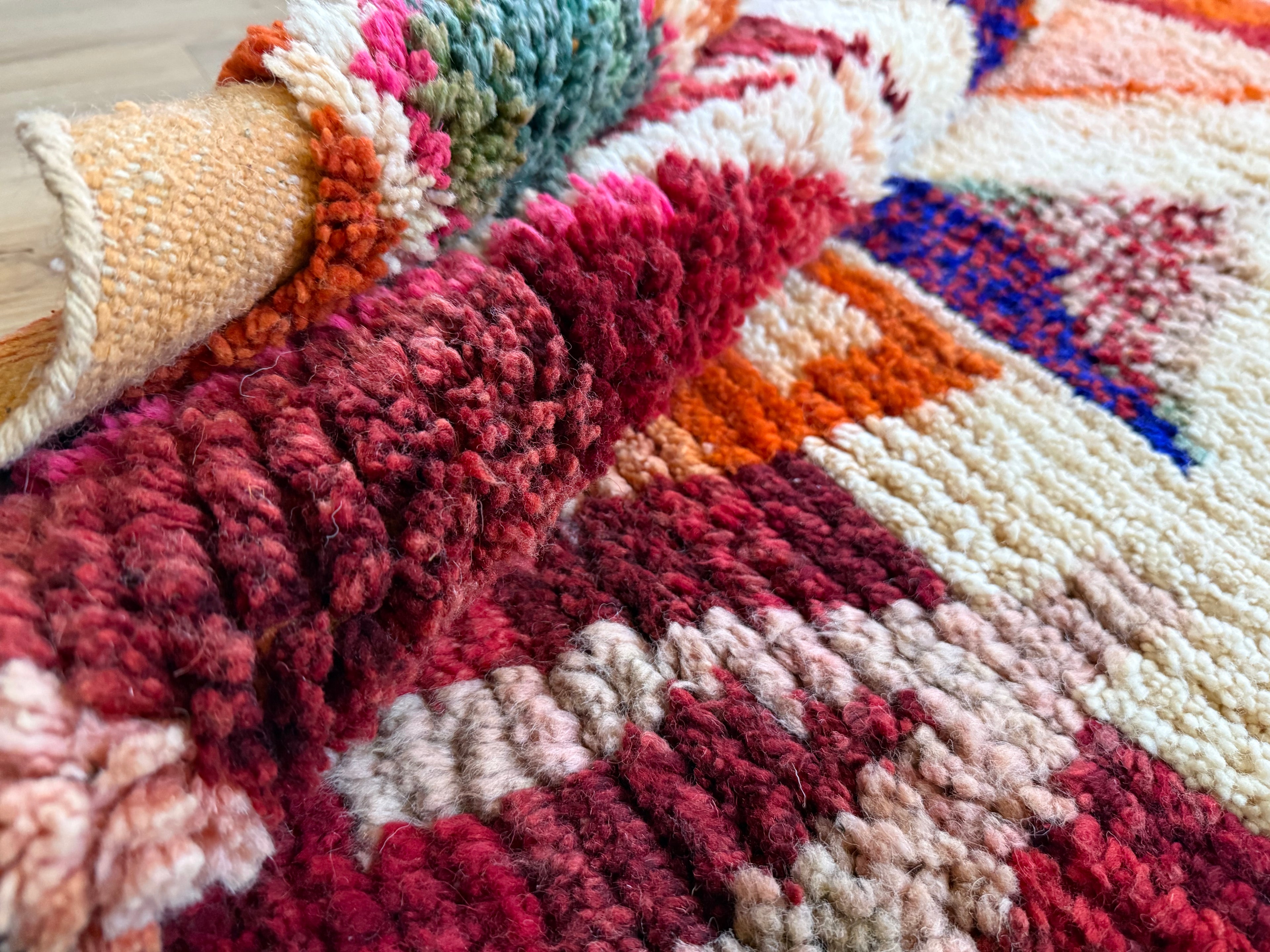 Warm Berber tapijt met abstract tribal design – 180 × 104 cm