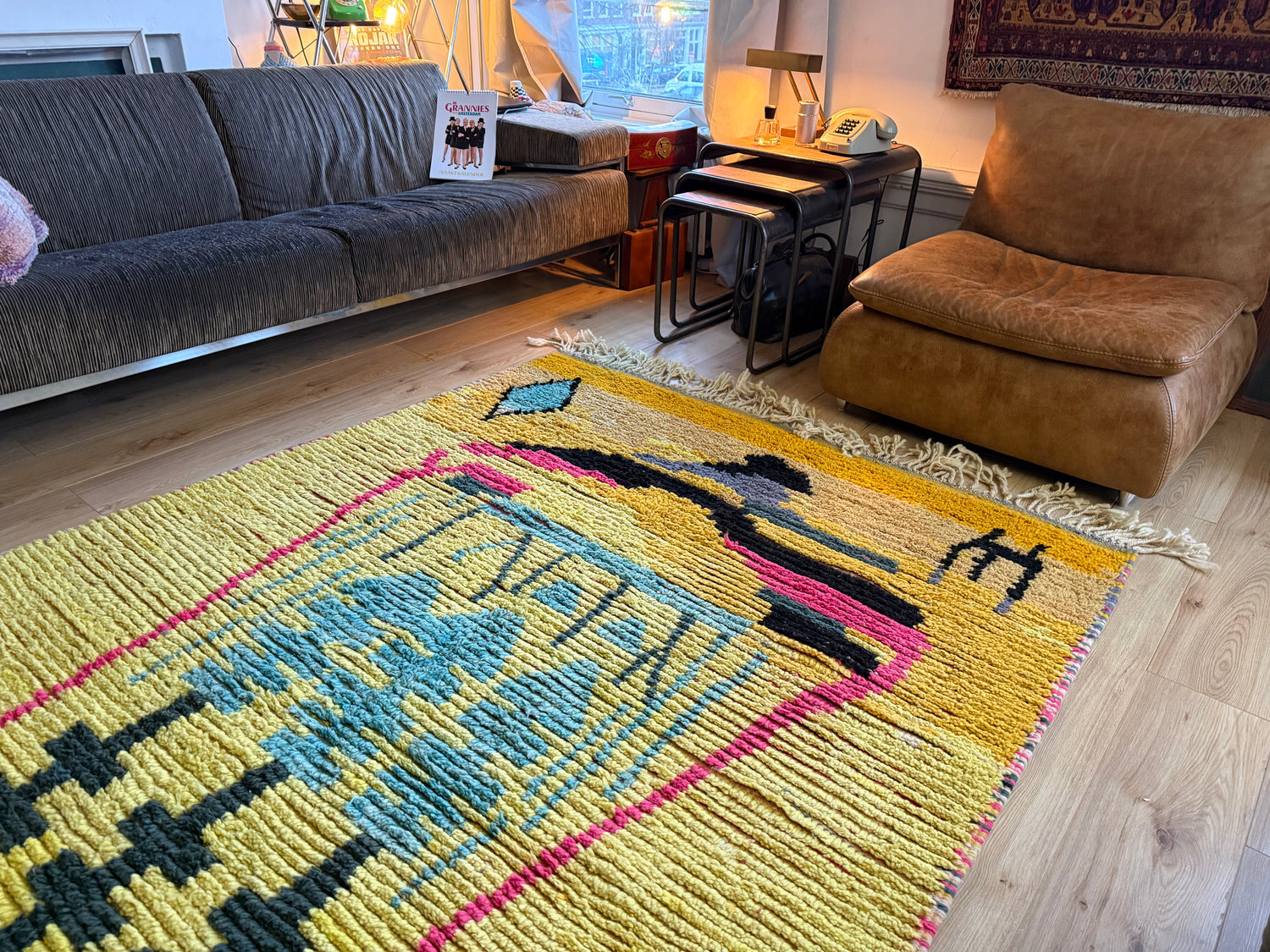 Expressief Marokkaans Berber tapijt met symbolisch design – ca. 287 × 168 cm