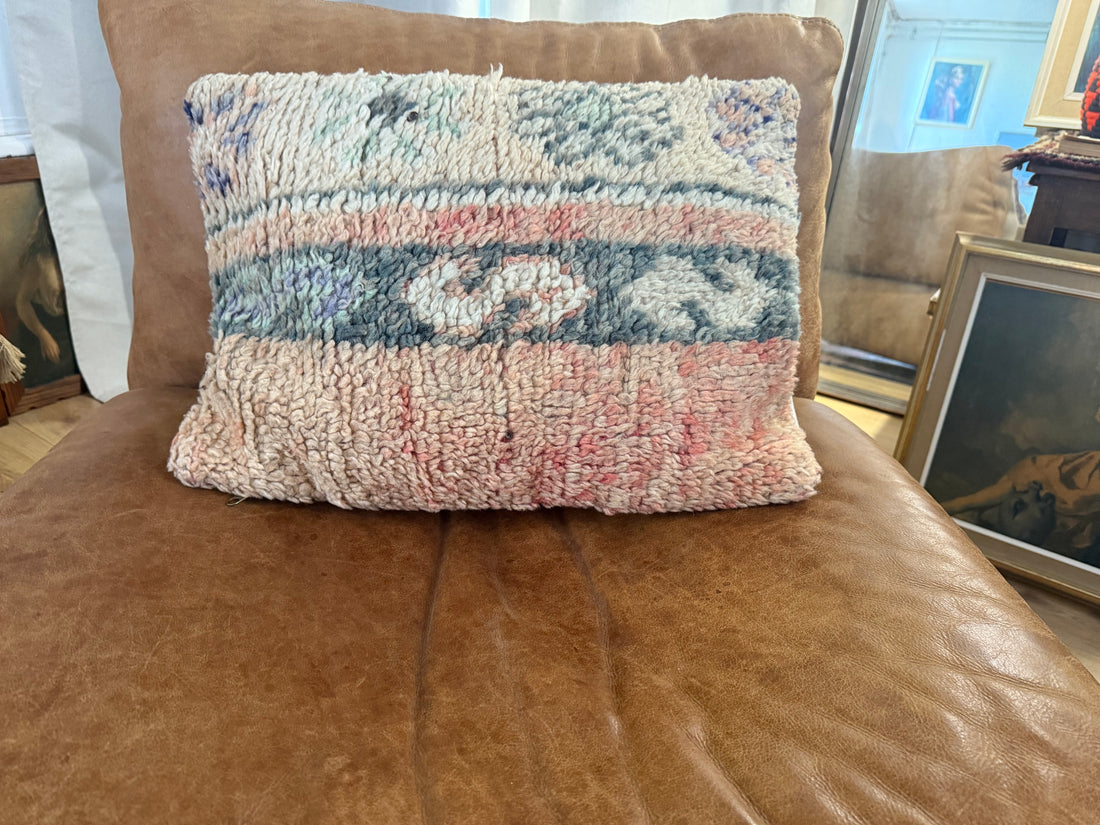 Handgemaakt kussen van een vintage Marokkaans tapijt – ca. 60 × 40 cm