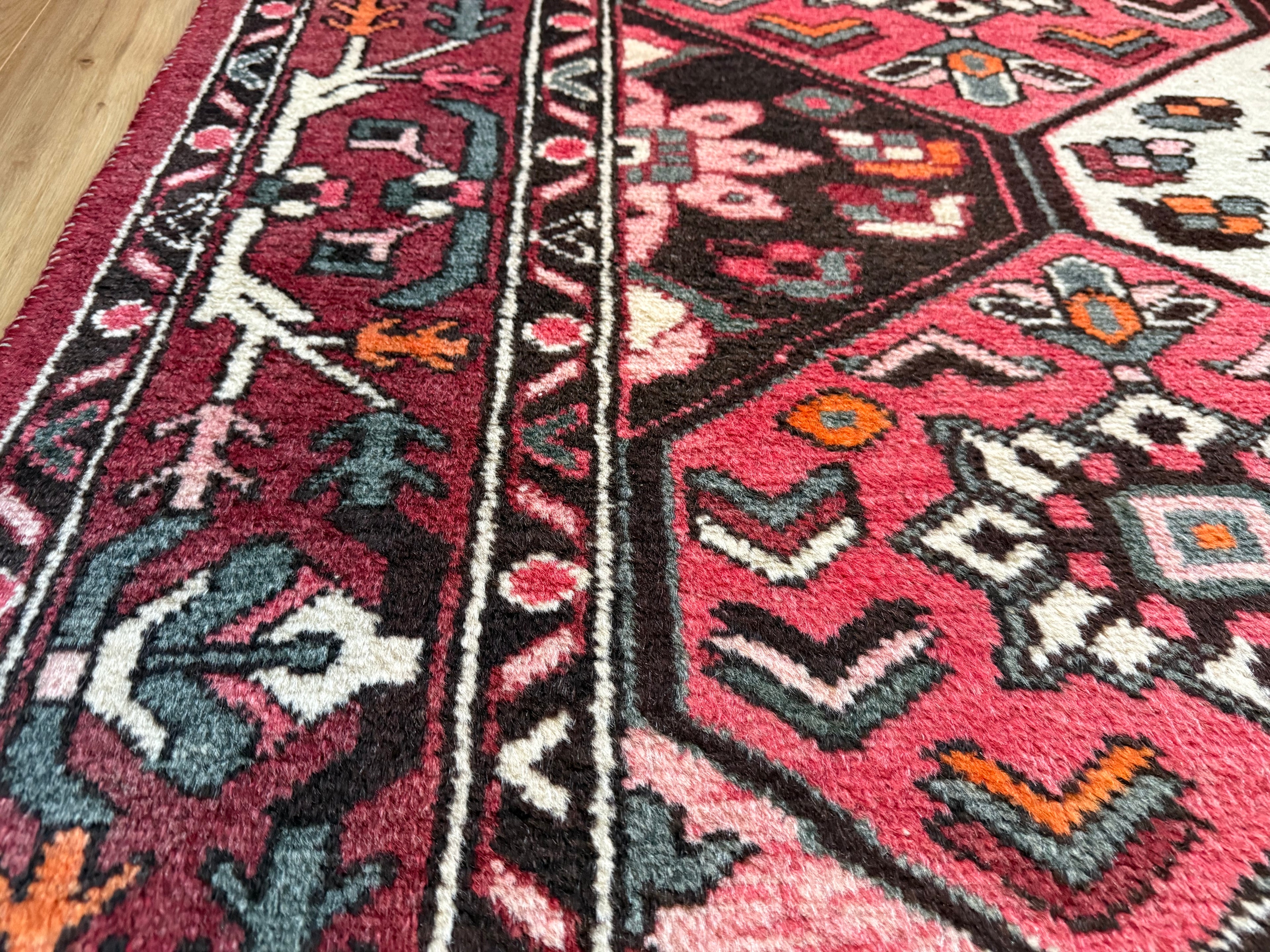 Tapete vintage nó à mão – vermelho gráfico com composição serena (221 × 165 cm)