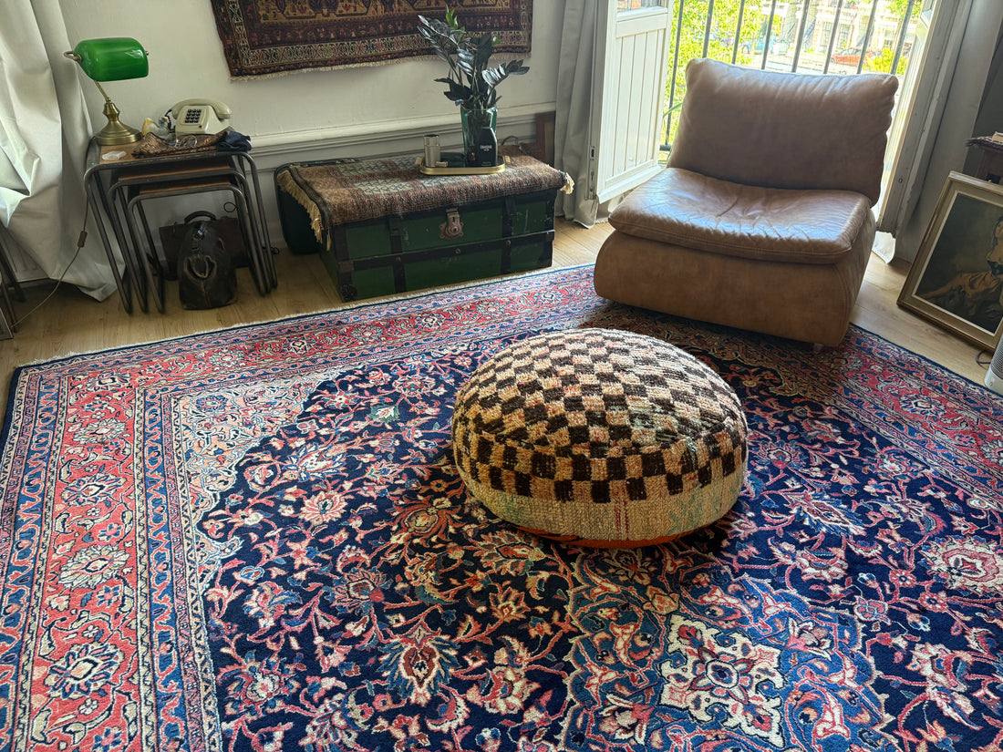 Poef van gebruikt vintage Marokkaans tapijt – handgemaakt – ca. 60 × 60 × 20 cm
