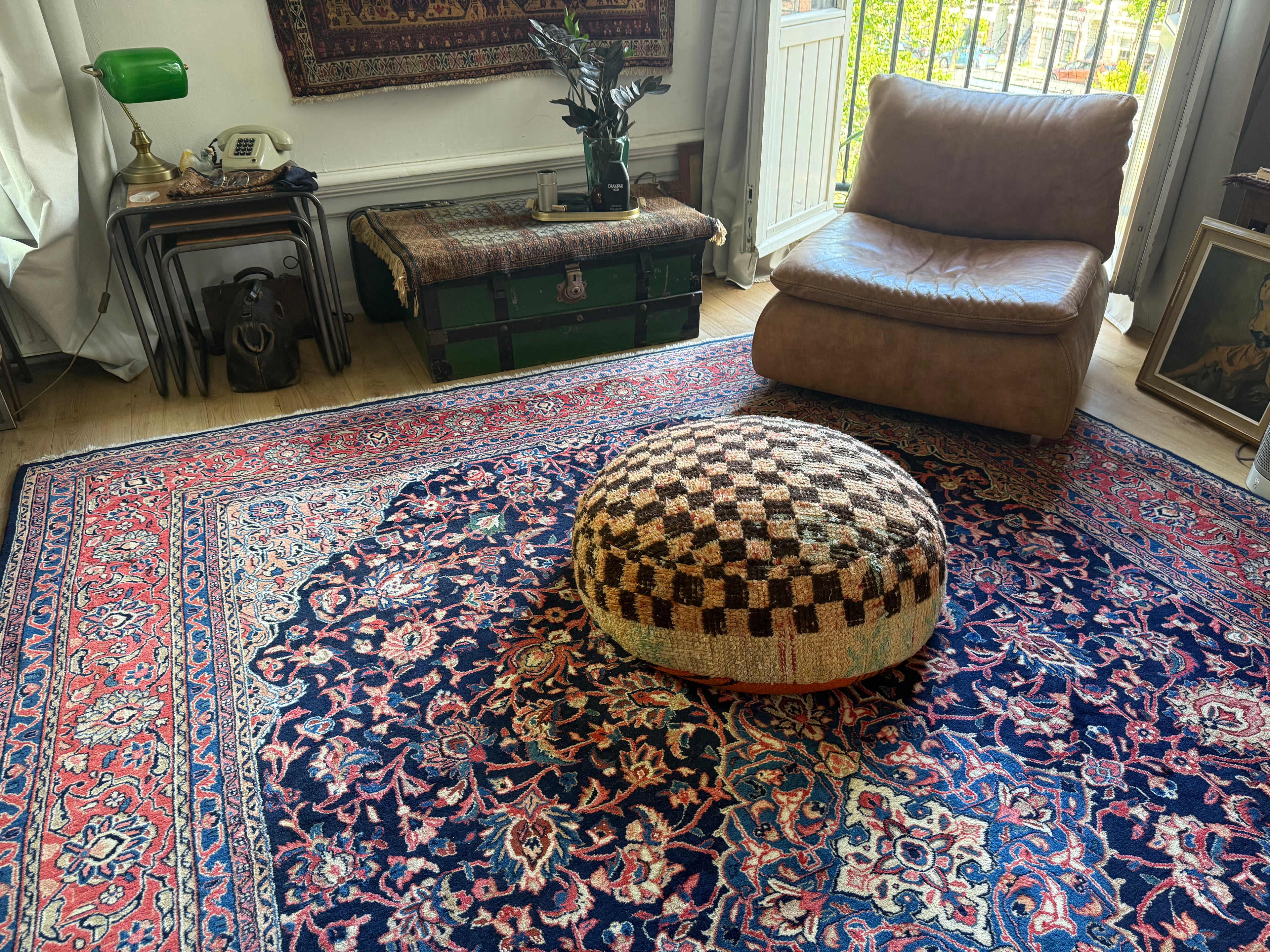 Poef van gebruikt vintage Marokkaans tapijt – handgemaakt – ca. 60 × 60 × 20 cm