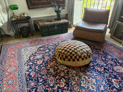 Poef van gebruikt vintage Marokkaans tapijt – handgemaakt – ca. 60 × 60 × 20 cm