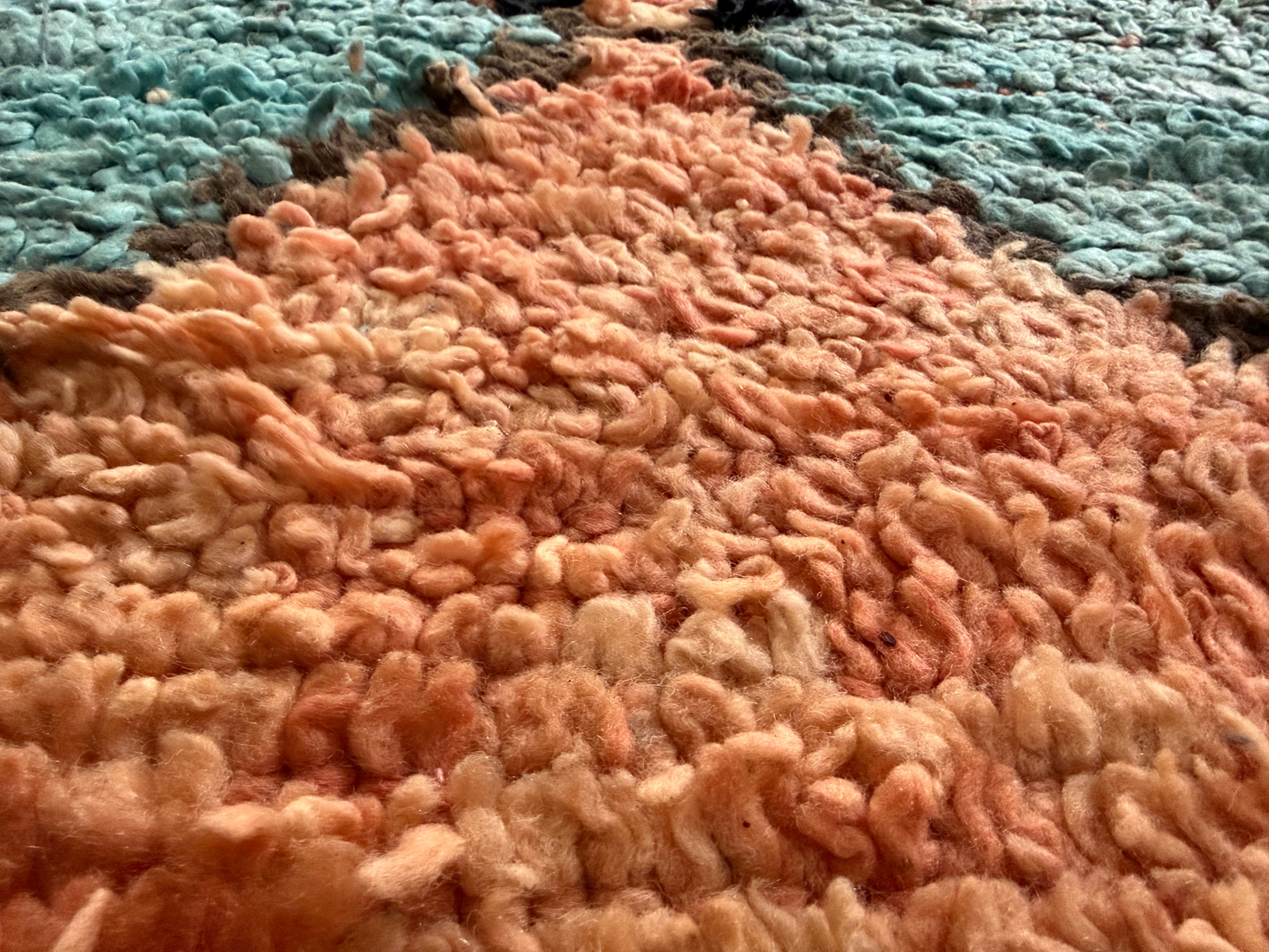 Tapete marroquino vintage Boucherouite – 355 × 178 cm – design gráfico de losangos em salmão, turquesa e preto