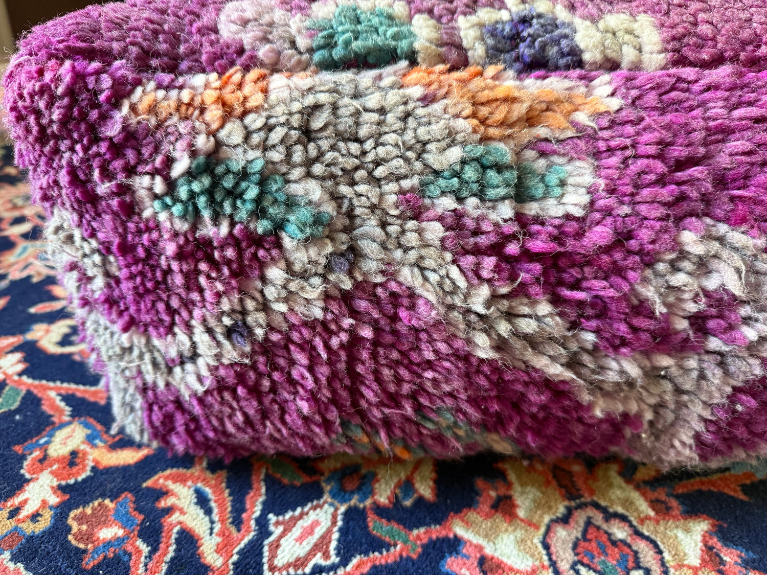 Poef van gebruikt vintage Marokkaans tapijt – handgemaakt – ca. 60 × 60 × 25 cm
