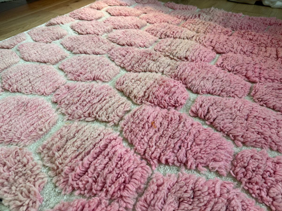 Marokkaans tapijt roze &amp; crème met reliëf – 132 × 122 cm