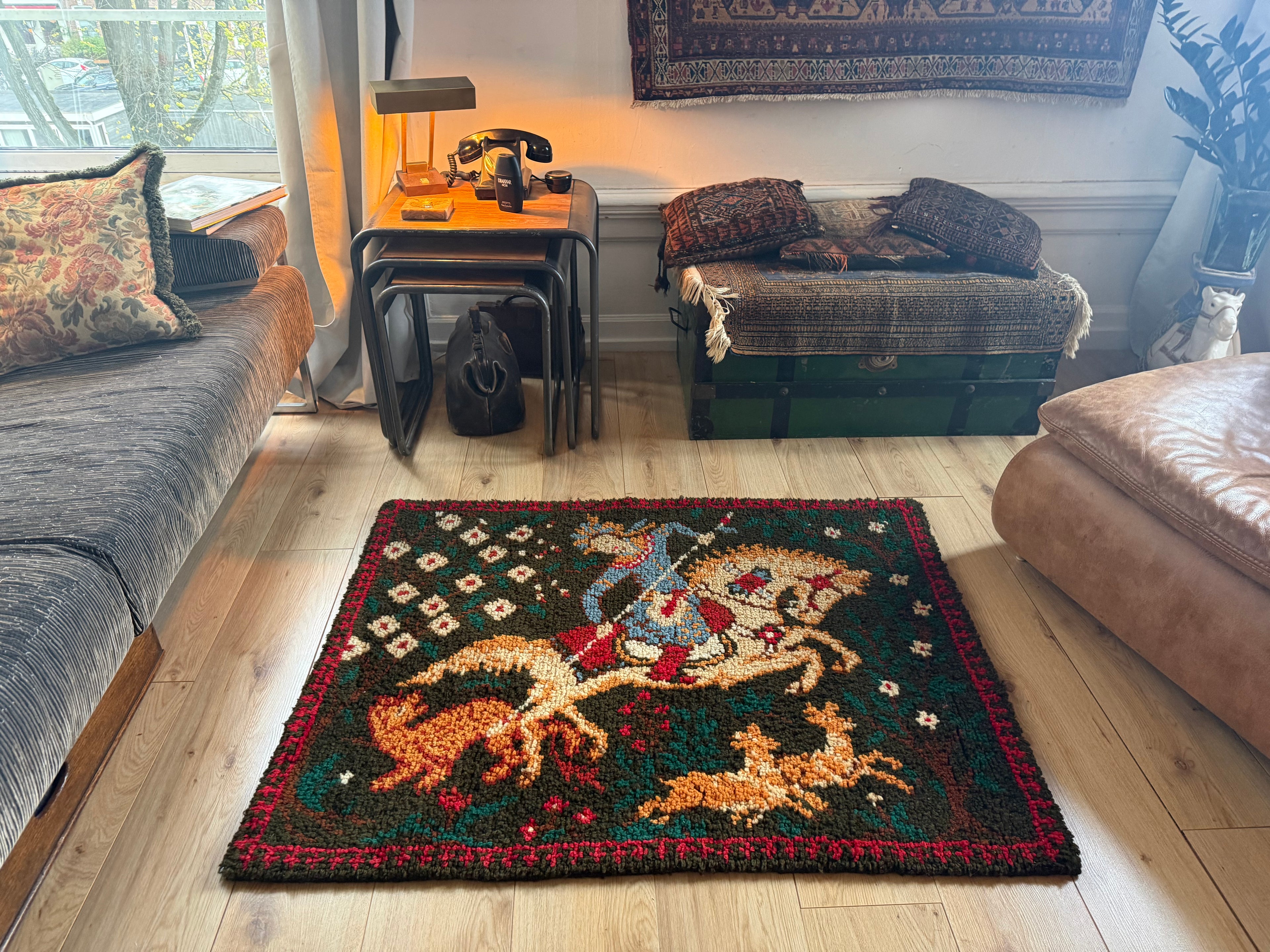 Tapete ou tapeçaria francesa vintage de parede ou chão com cavaleiro e cavalos (design Phildar, c. anos 70)