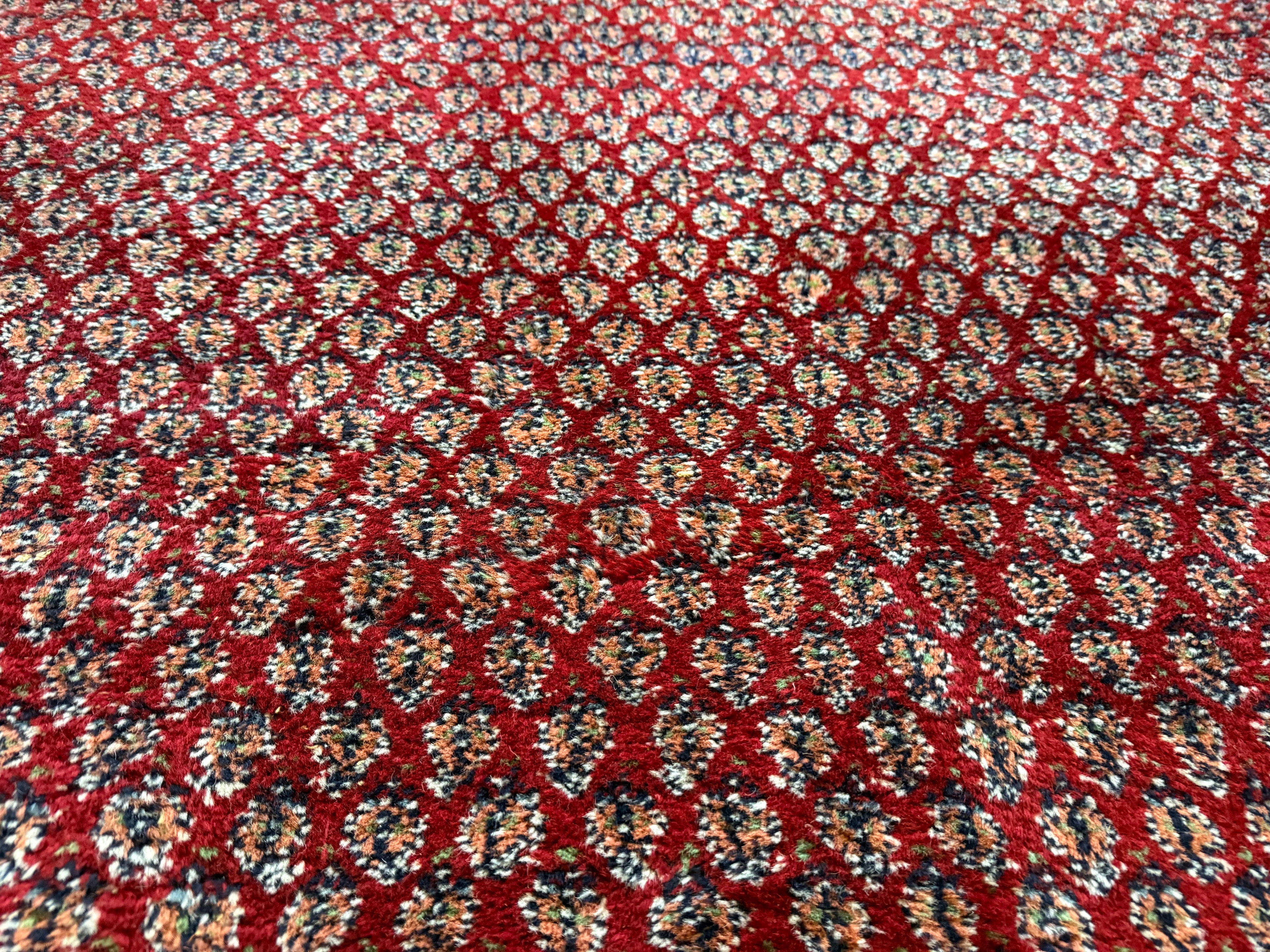 Dieprood handgeknoopt tapijt met boteh-motief – ca. 296 × 197 cm