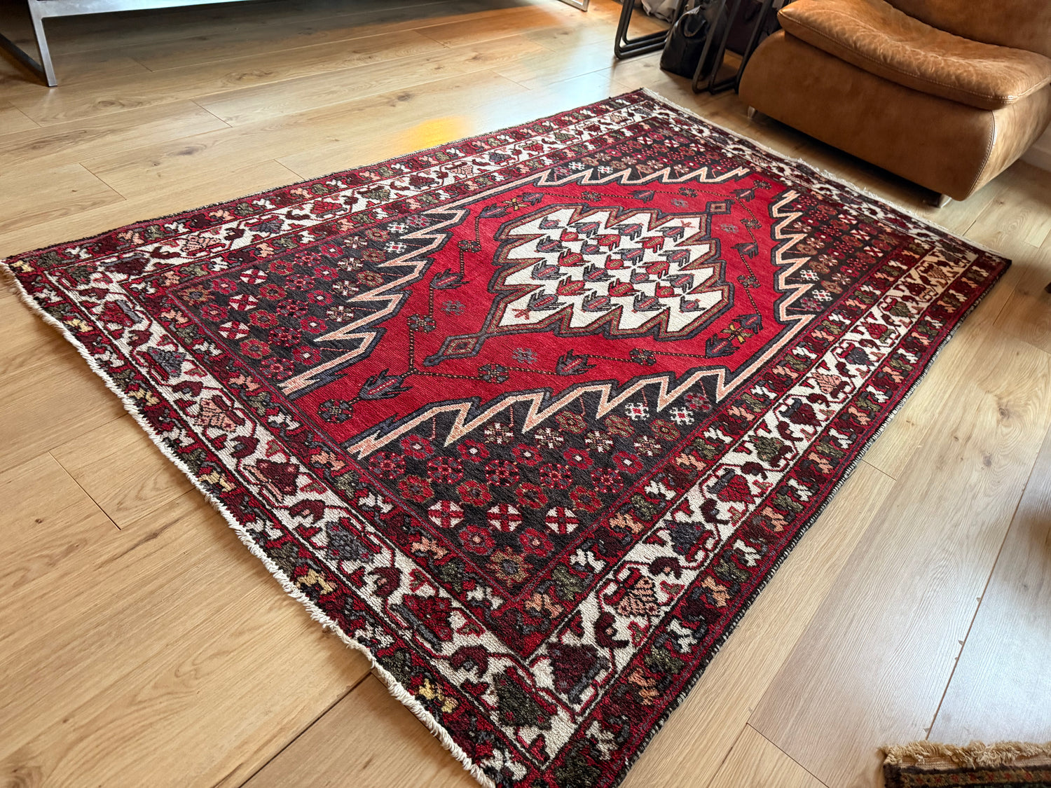 Vintage handgeknoopt tapijt met grafisch medaillon – 209 × 134 cm