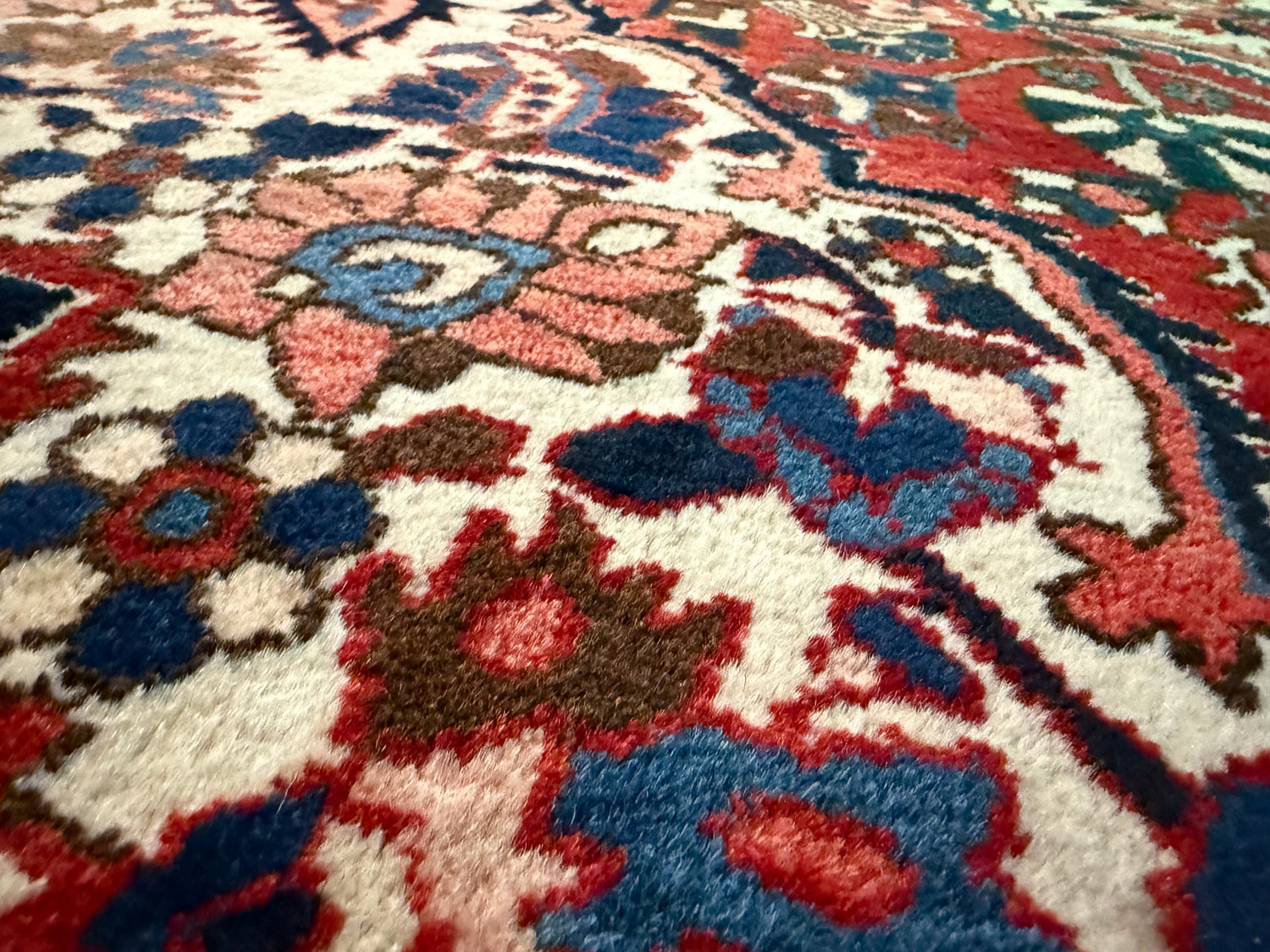 Vintage handgeknoopt tapijt 320 × 220 cm – klassiek rood met ivoor en donkerblauw