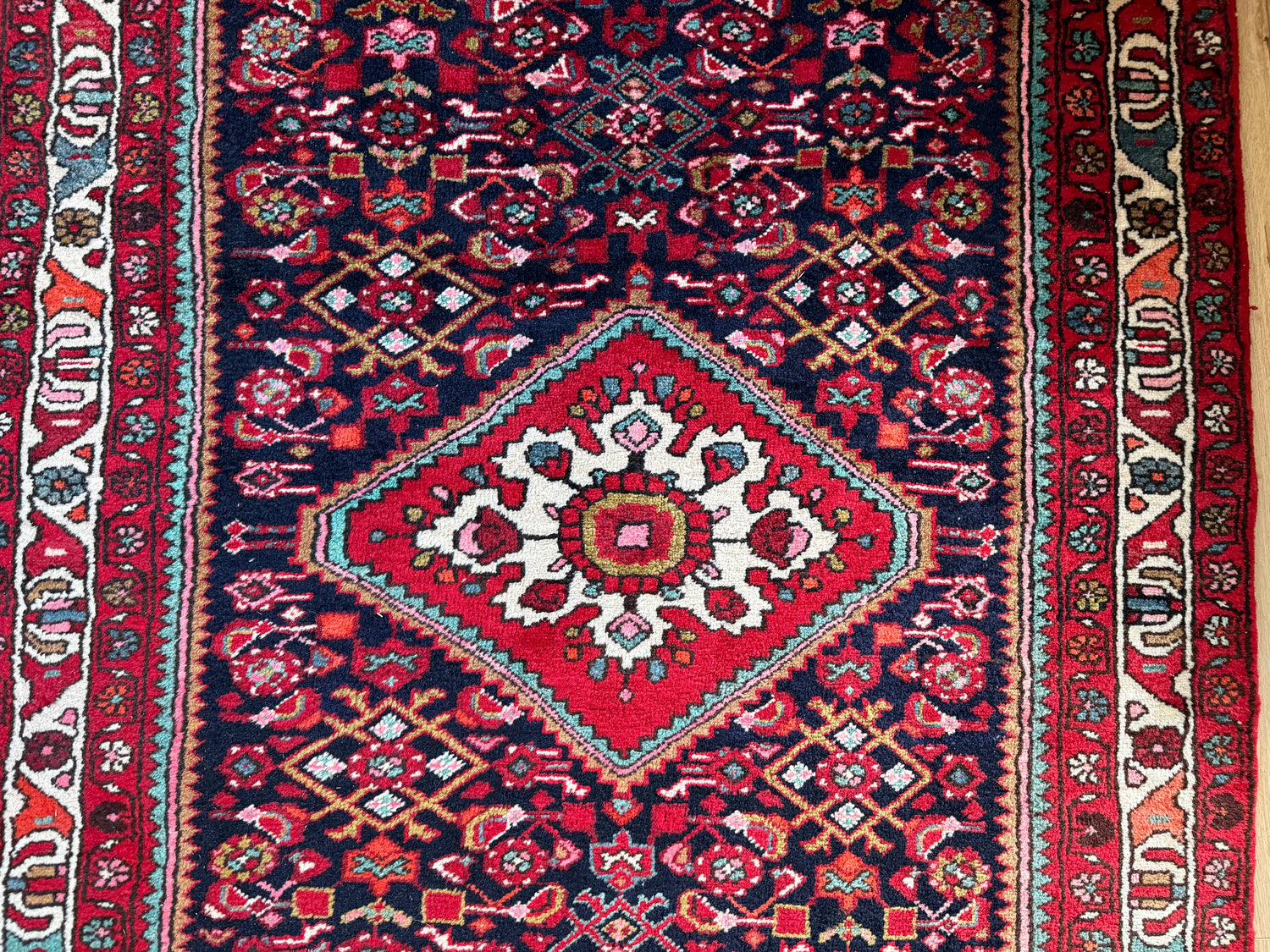 Vintage handgeknoopt wollen tapijt met medaillon – rood en donkerblauw – 217 × 130 cm