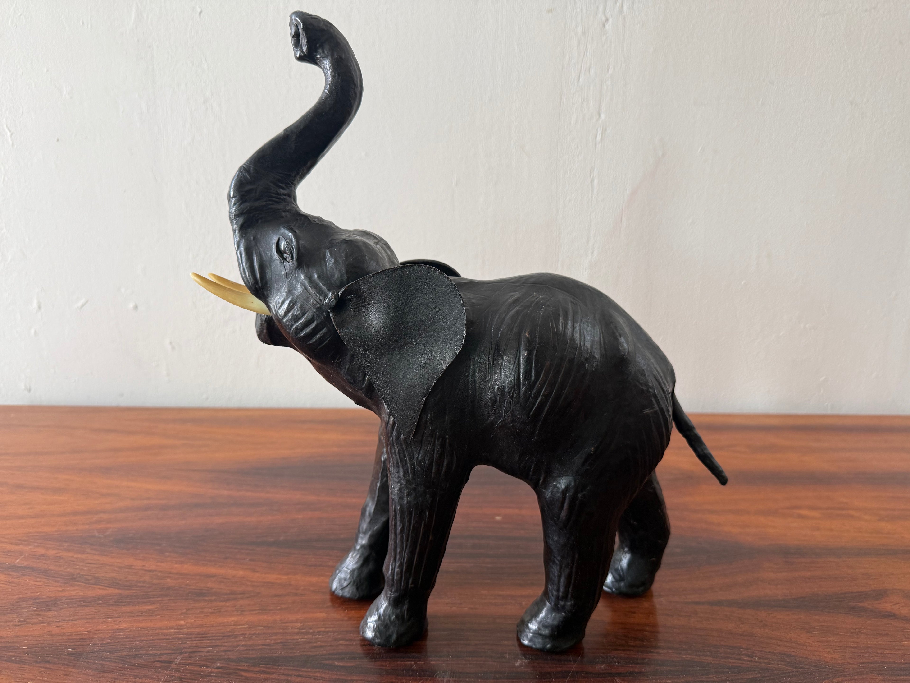 Vintage olifant sculptuur van hout en leer – donker handgemaakt object (35 cm)