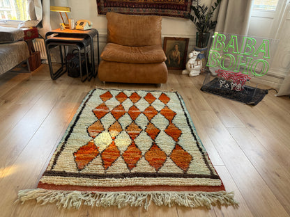 Vintage hoogpolig Marokkaans Berber kleed met warm oranje ruitmotief – 157 × 106 cm