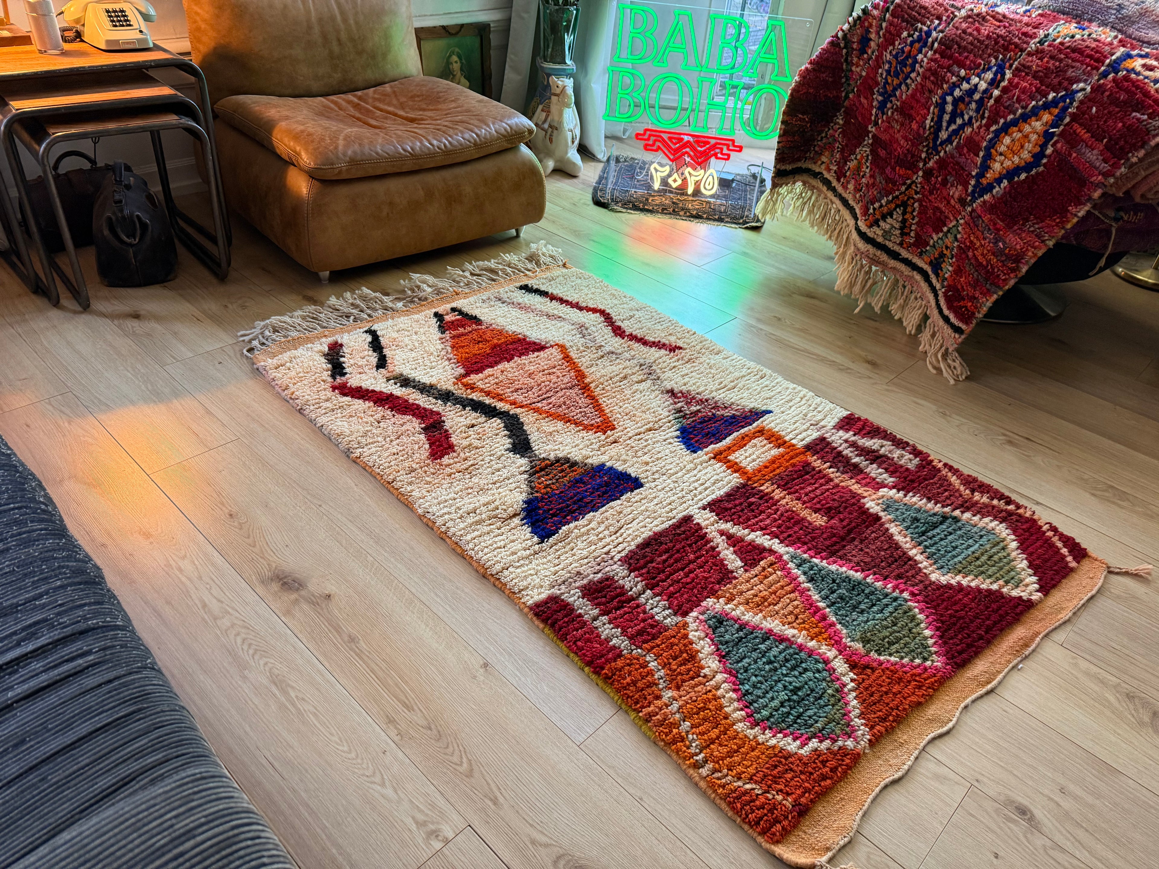 Warm Berber tapijt met abstract tribal design – 180 × 104 cm