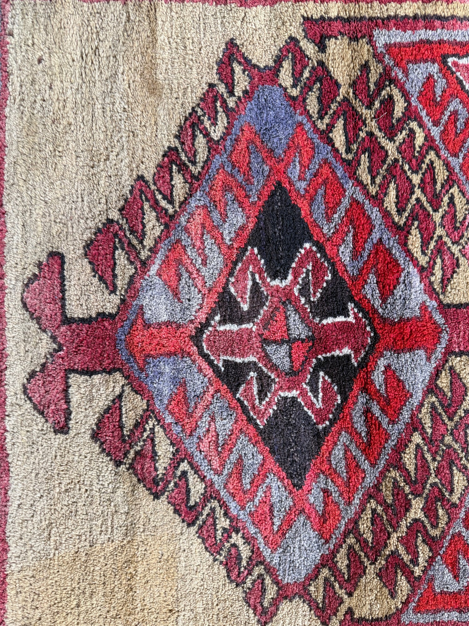 Tapete vintage anatoliano – medalhão geométrico em campo amarelo ocre quente (127 × 104 cm)