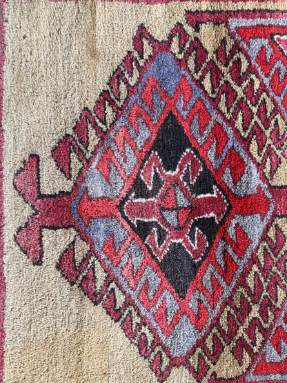 Tapete vintage anatoliano – medalhão geométrico em campo amarelo ocre quente (127 × 104 cm)