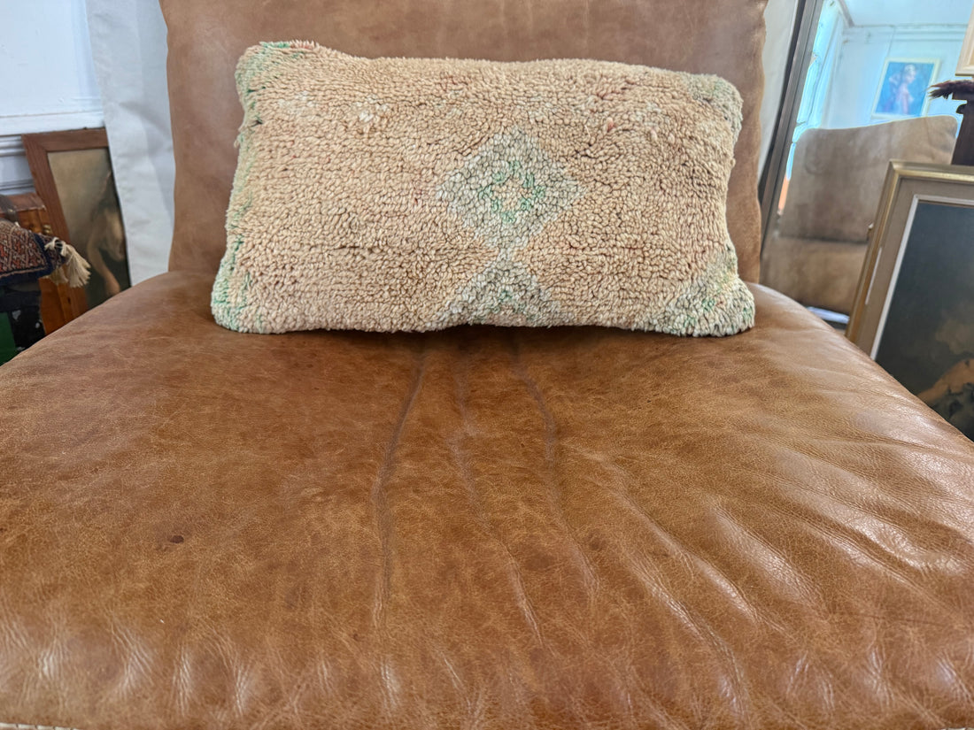 Handgemaakt kussen van een vintage Marokkaans tapijt – ca. 60 × 40 cm