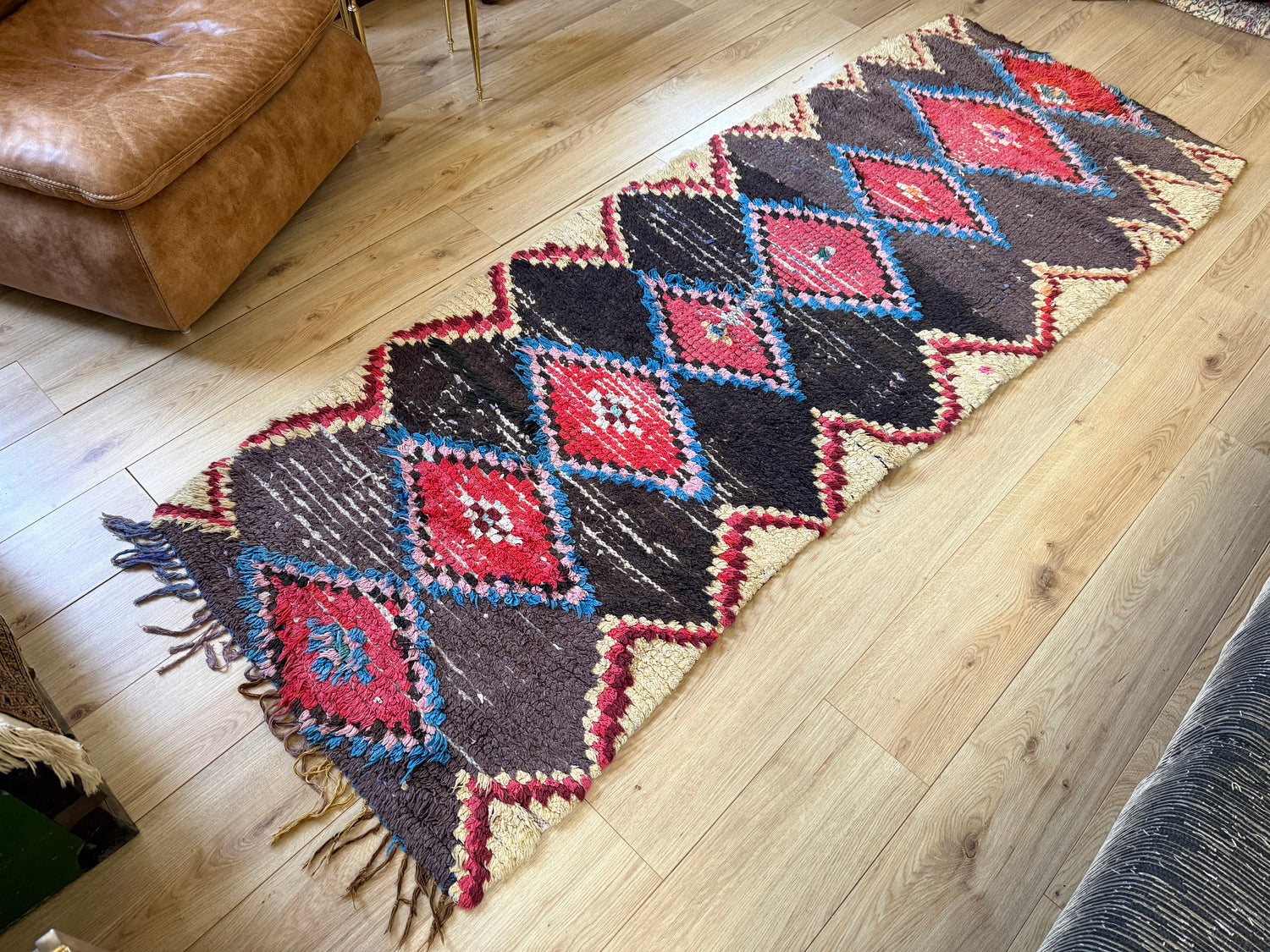 Vintage Berber Boucherouite runner – 267 × 97 cm – graphic diamond pattern