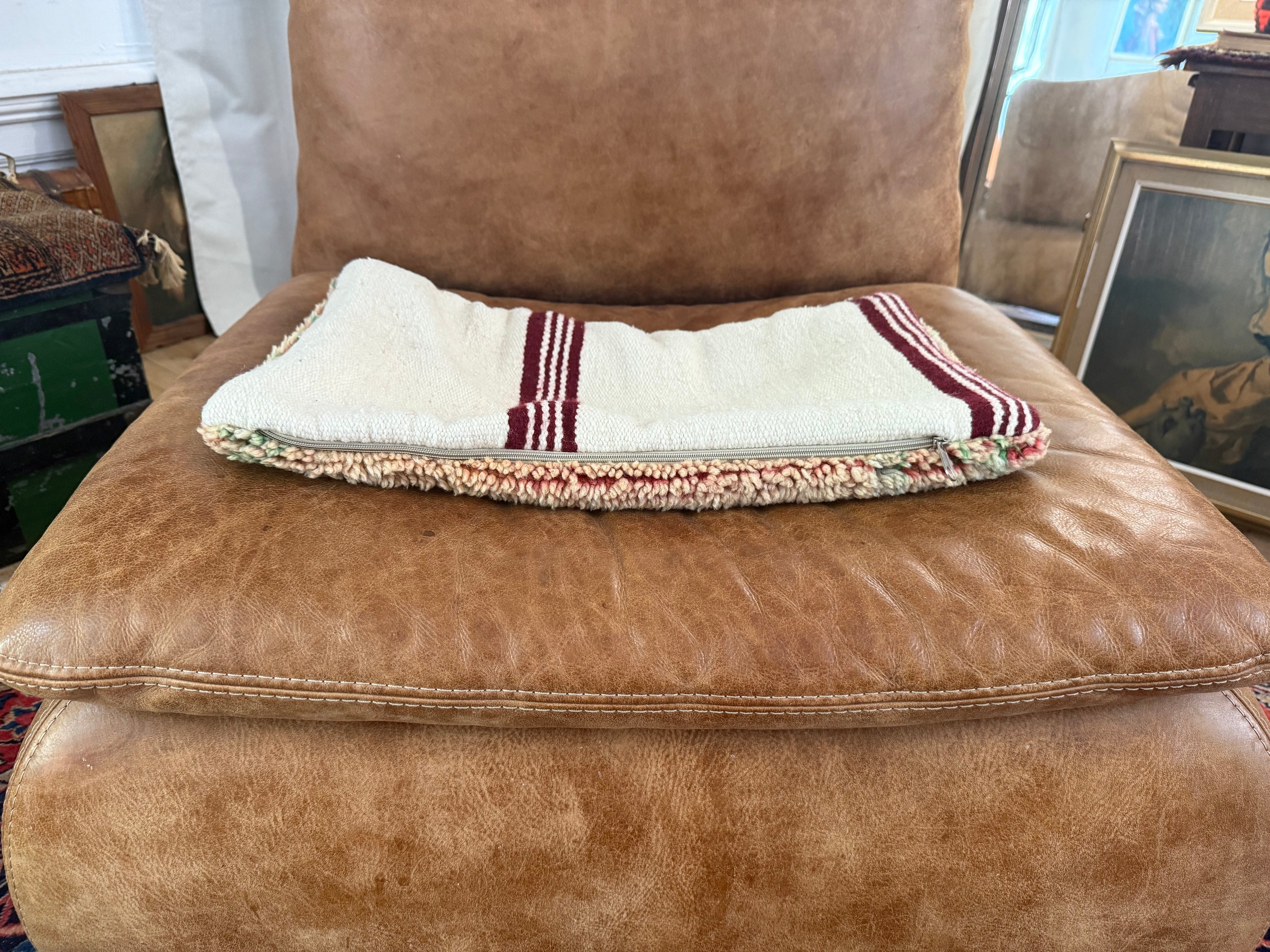 Handgemaakt kussen van een vintage Marokkaans tapijt – ca. 60 × 40 cm