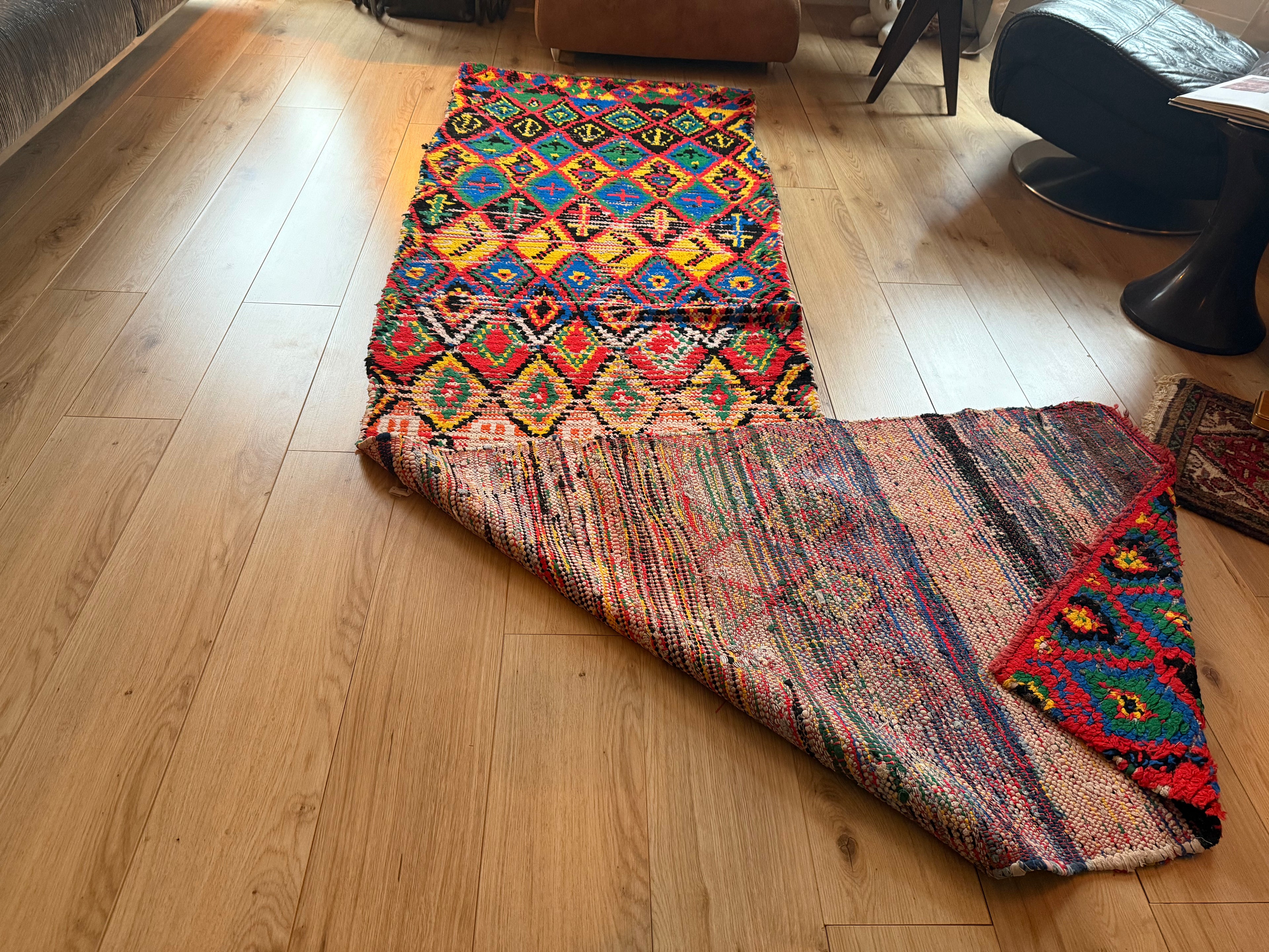 Vintage Marokkaanse loper 326 × 86 cm – kleurrijk &amp; grafisch