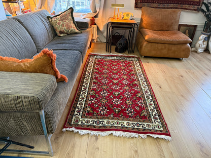 Warm rood vintage oosters tapijt met florale details – ca. 174 × 92 cm