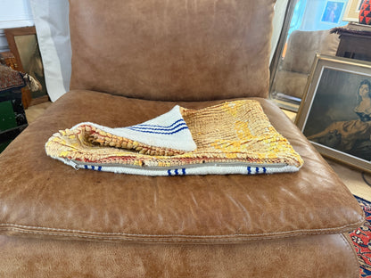 Handgemaakt kussen van een vintage Marokkaans tapijt – ca. 60 × 40 cm