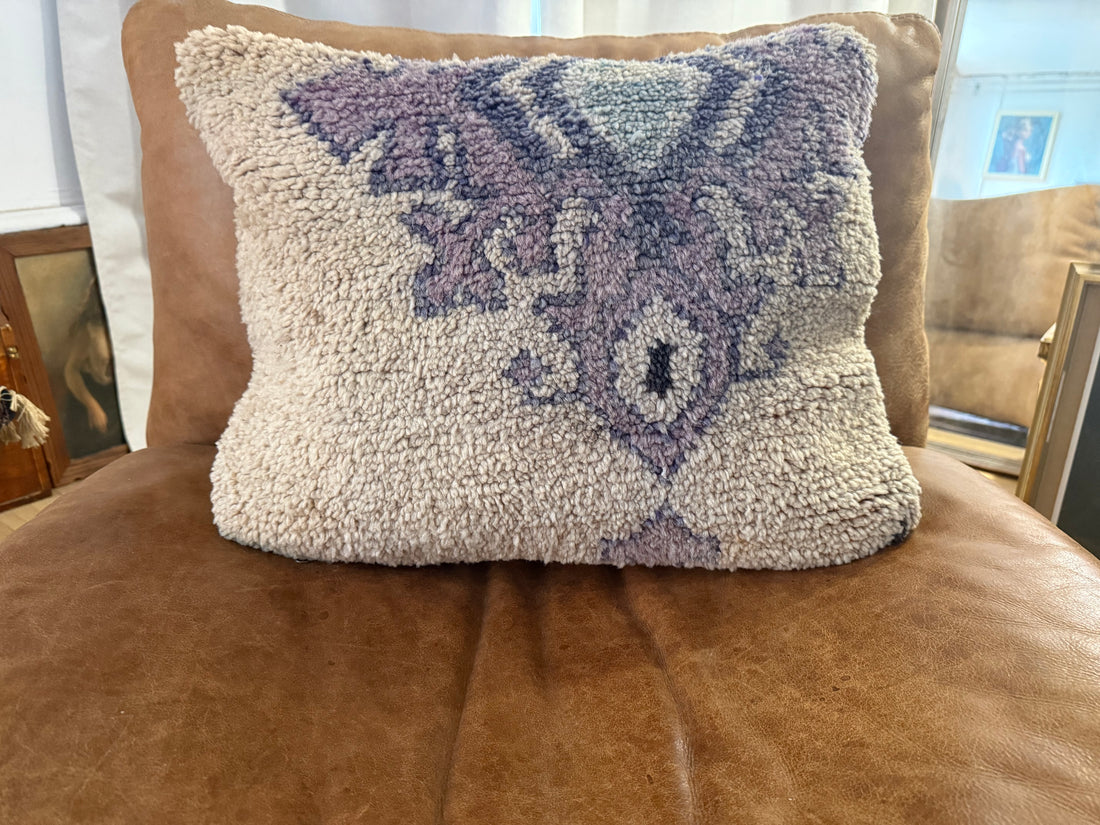 Handgemaakt kussen van een vintage Marokkaans tapijt – ca. 60 × 40 cm