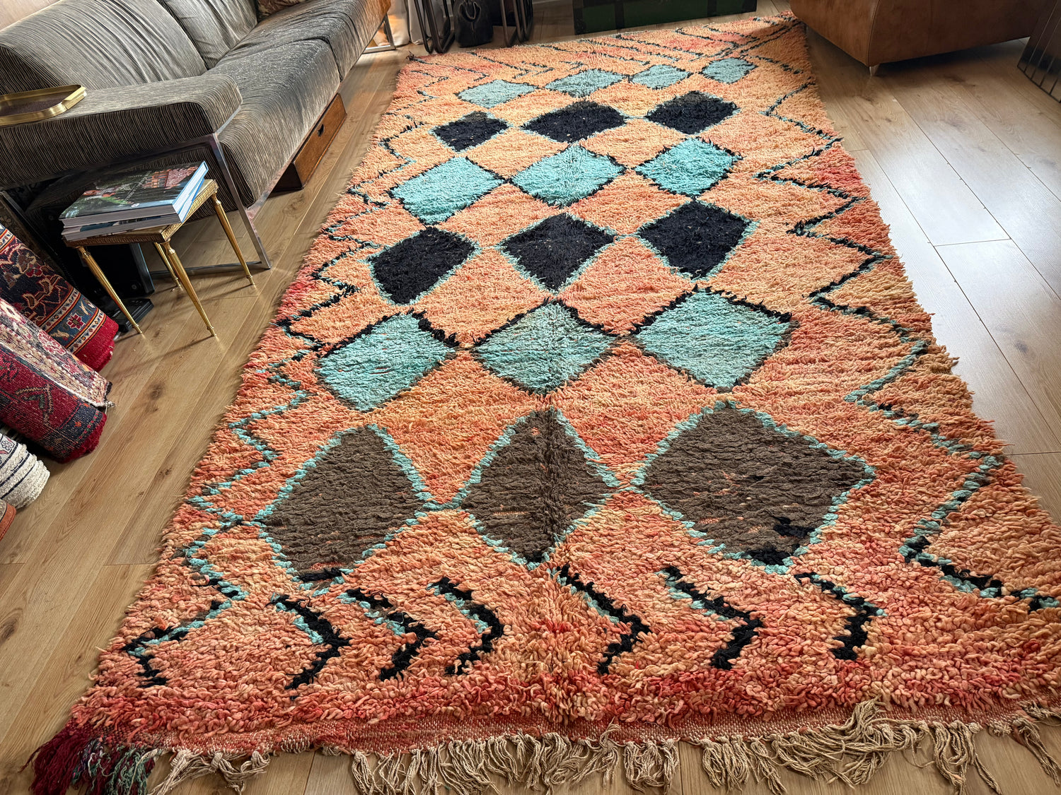 Tapete marroquino vintage Boucherouite – 355 × 178 cm – design gráfico de losangos em salmão, turquesa e preto