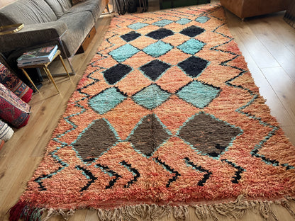 Tapete marroquino vintage Boucherouite – 355 × 178 cm – design gráfico de losangos em salmão, turquesa e preto