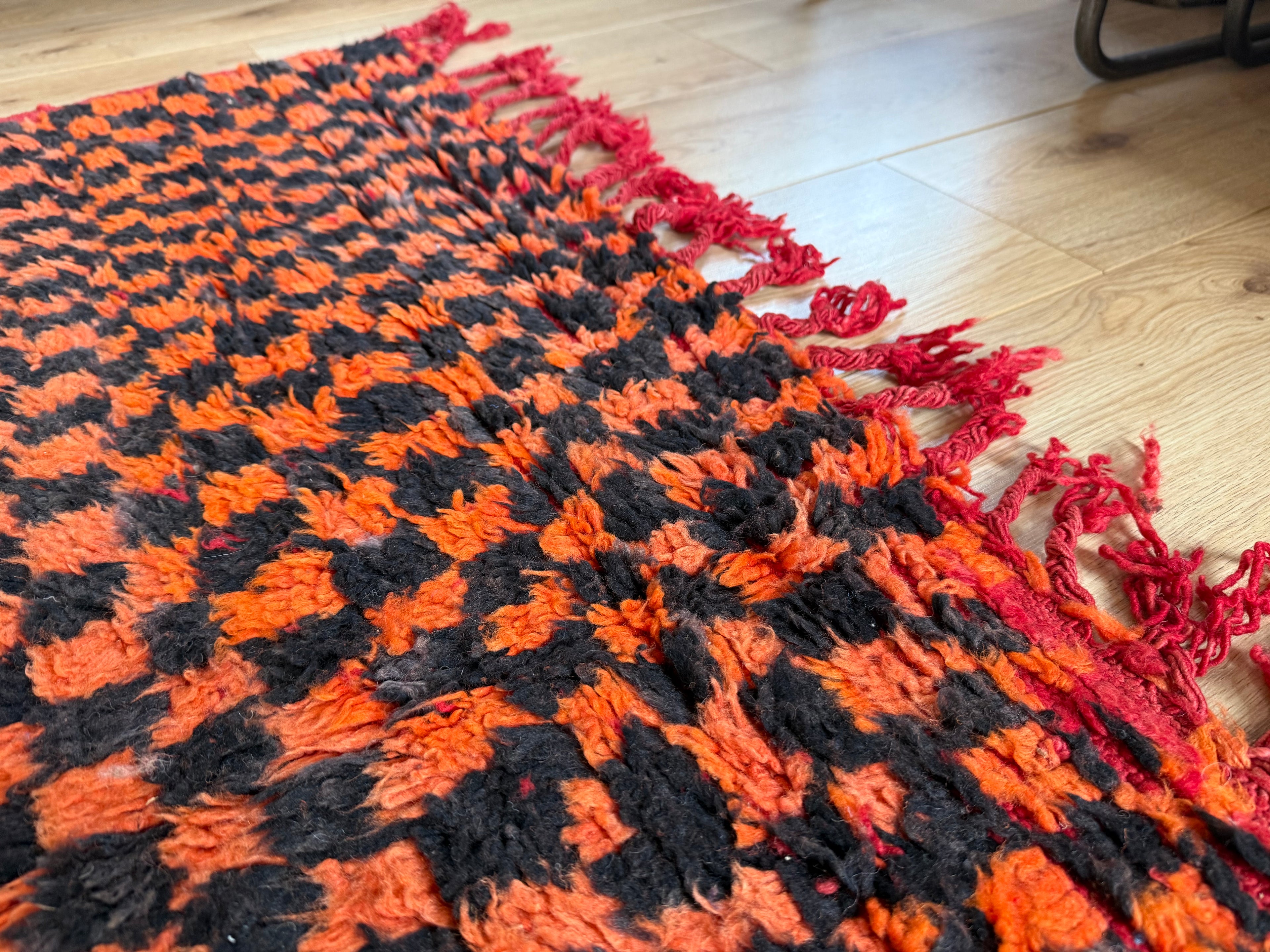 Grafisch vintage Berber tapijt in oranje &amp; zwart – 272 × 147 cm