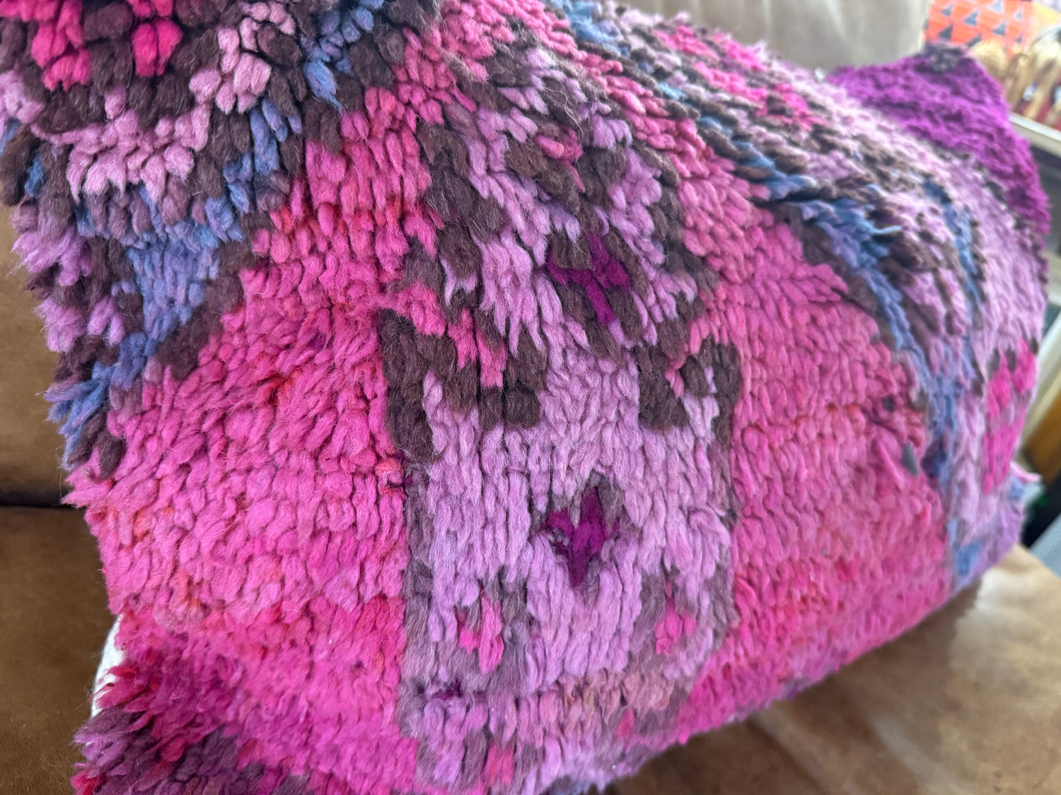 Handgemaakt kussen van een vintage Marokkaans tapijt – ca.60 × 40 cm