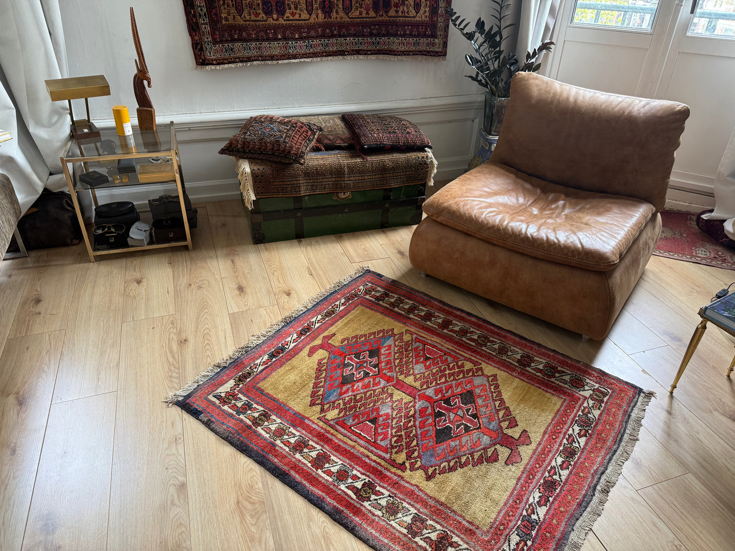 Tapete vintage anatoliano – medalhão geométrico em campo amarelo ocre quente (127 × 104 cm)