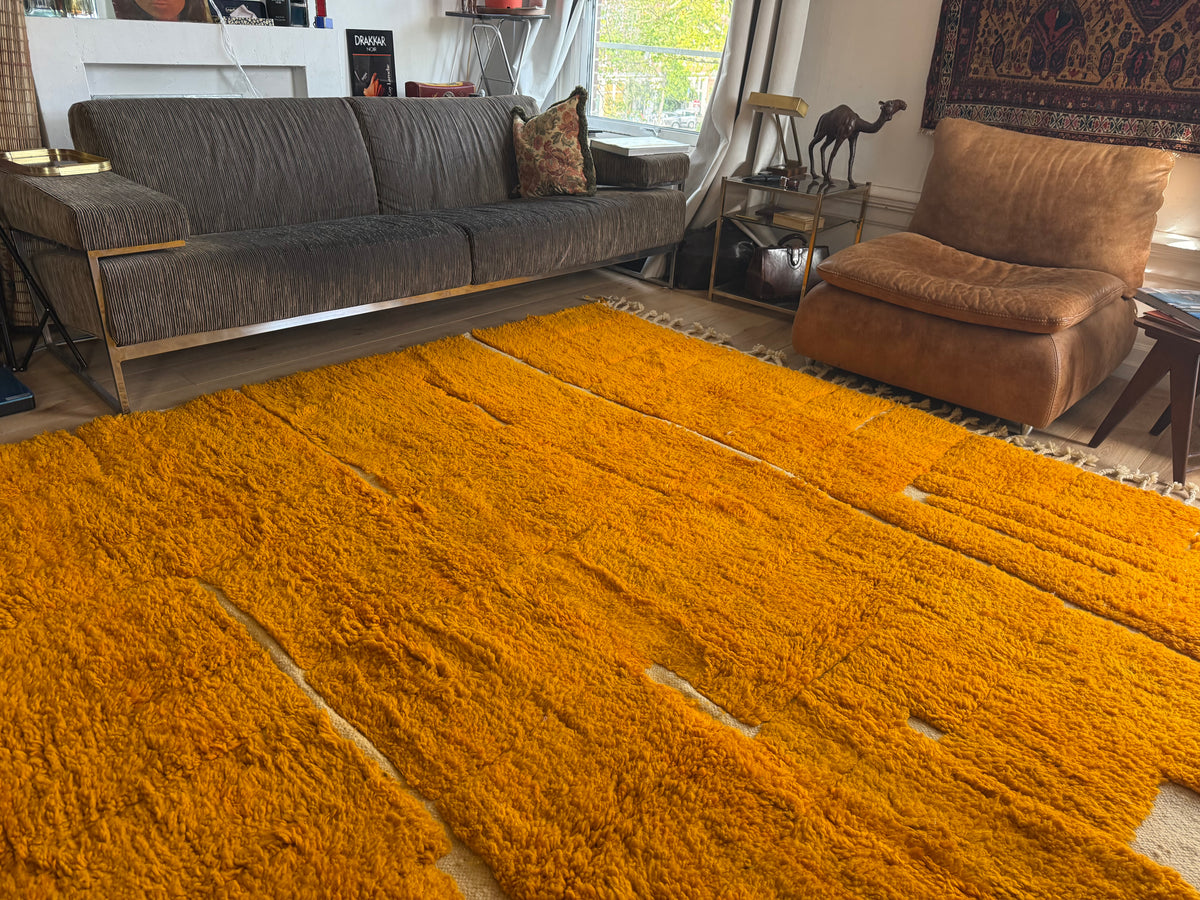 Grande tapete marroquino de pelo alto em laranja açafrão – 312 × 241 cm