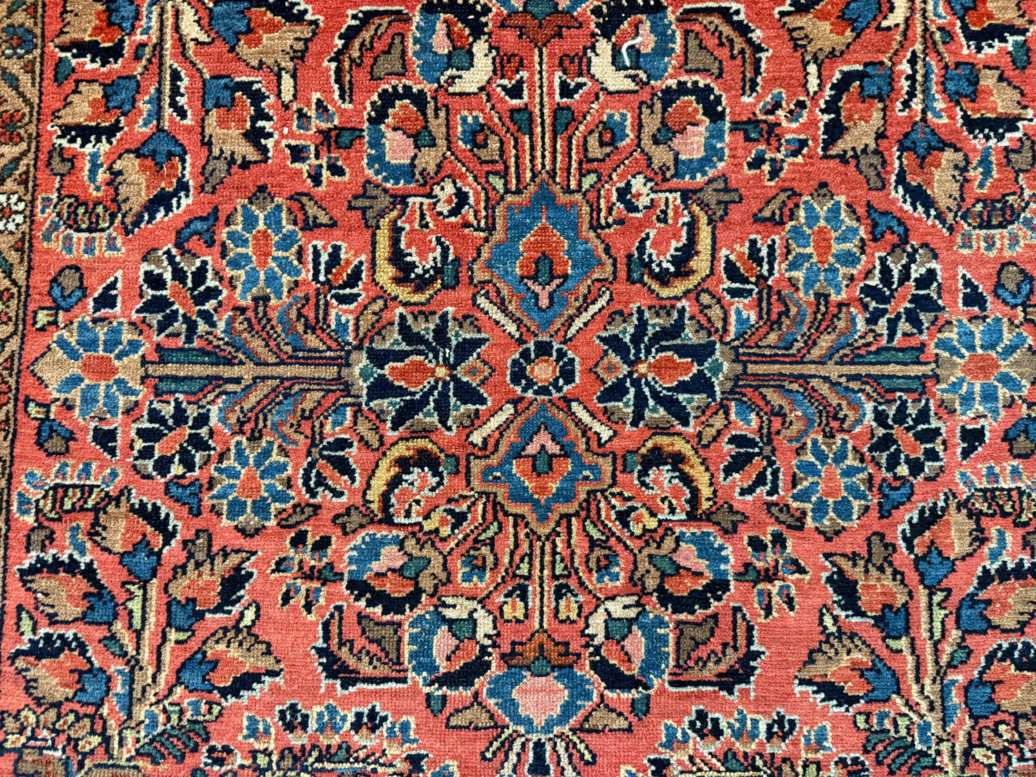 Warm rood Sarouk tapijt – 203 × 125 cm – florale elegantie