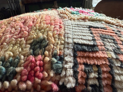 Poef van gebruikt vintage Marokkaans tapijt – handgemaakt – ca. 60 × 60 × 25 cm
