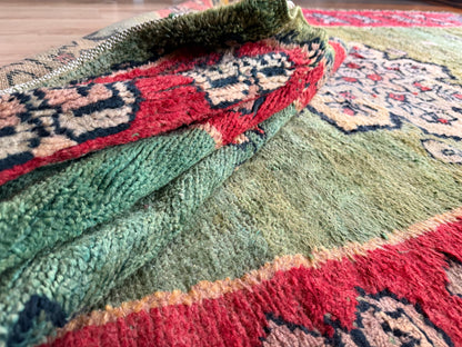 Vintage Marokkaans tapijt met zeldzaam groen veld – handgeknoopt wol (362 × 172 cm)