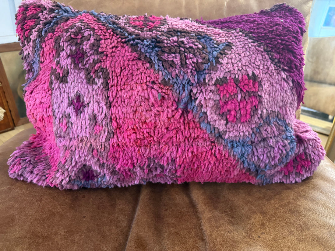 Handgemaakt kussen van een vintage Marokkaans tapijt – ca.60 × 40 cm
