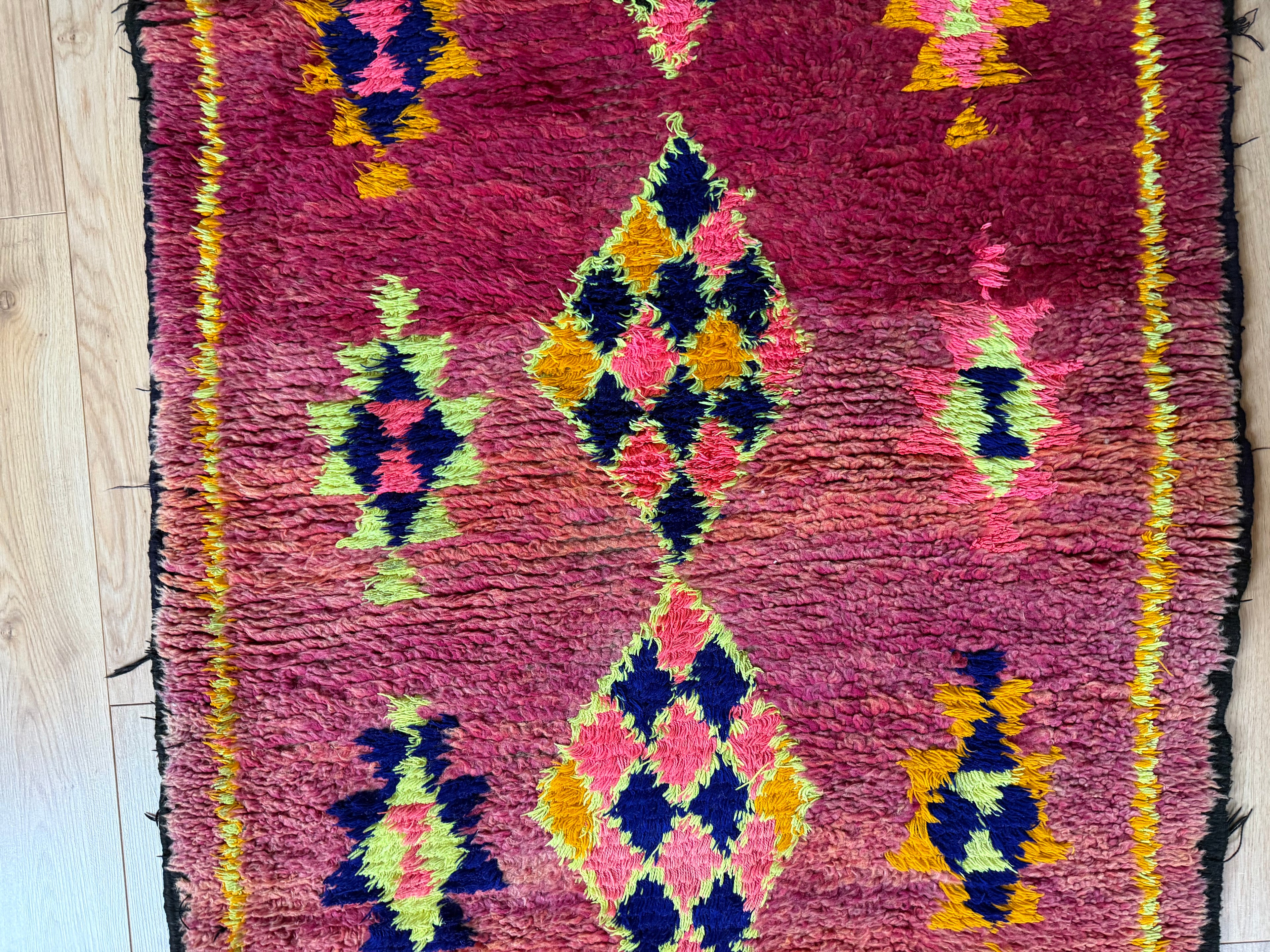 Vintage Marokkaanse loper met uitgesproken kleur &amp; karakter 384 × 101 cm