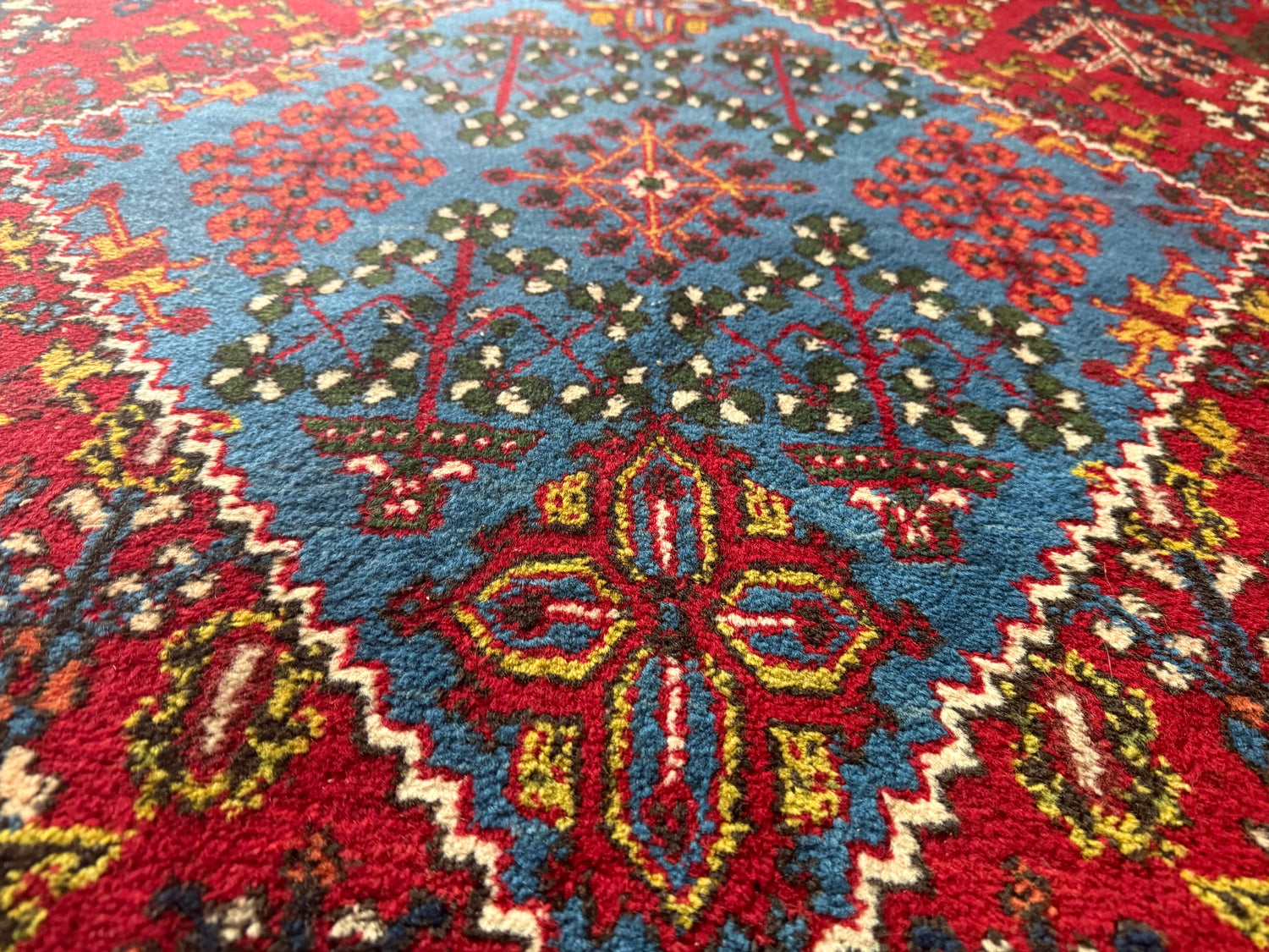 Groot vintage tribaal tapijt 355 × 241 cm – rood veld met blauw medaillon