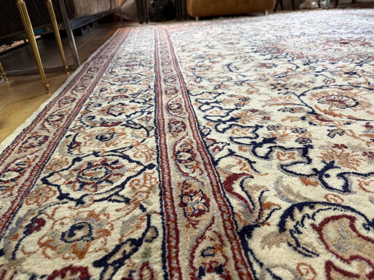 Tapete clássico nó à mão estilo Nain com medalhão – marfim &amp; azul noite – 335 × 247 cm