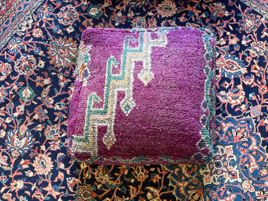 Poef van gebruikt vintage Marokkaans tapijt – handgemaakt – ca. 60 × 60 × 25 cm